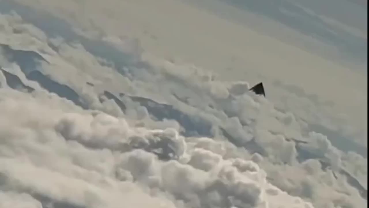 Pilot Captures Triangular UFO at 22,000 Feet in Antioquia, Columbia