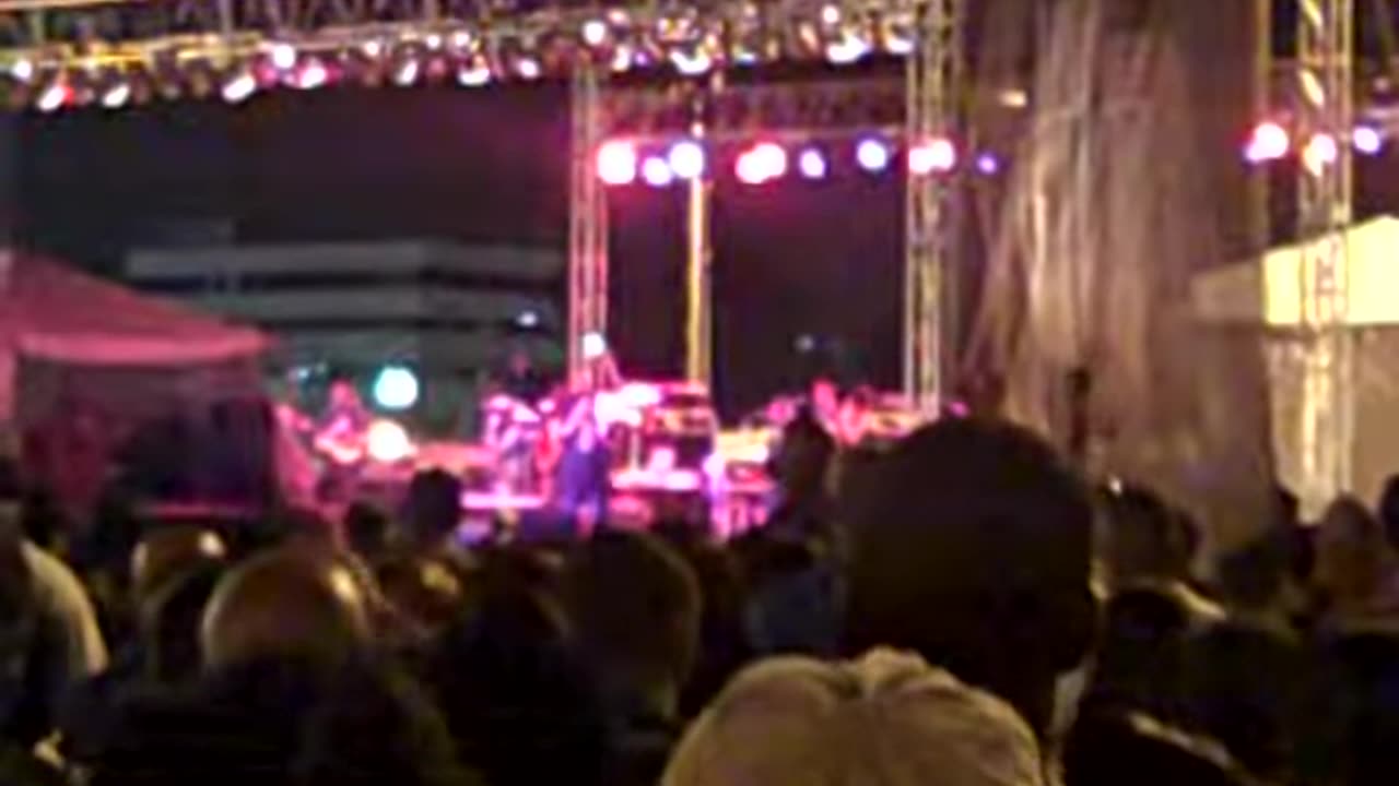 Lets goto Hollywood with chaka khan at Detroit_ river days shea show