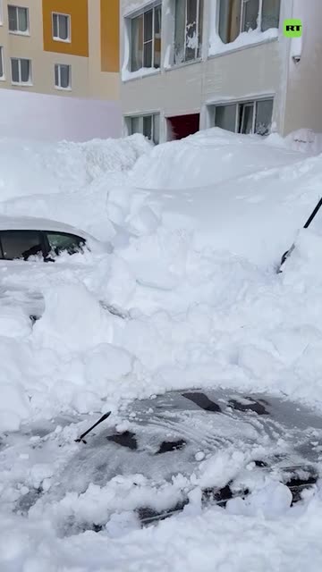 Habitantes de Kamchatka desentierran sus coches tras la nevada récord