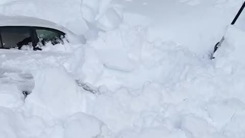 Habitantes de Kamchatka desentierran sus coches tras la nevada récord