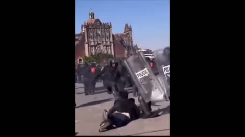 Reprimen a niños, jovenes, mujeres y ancianos