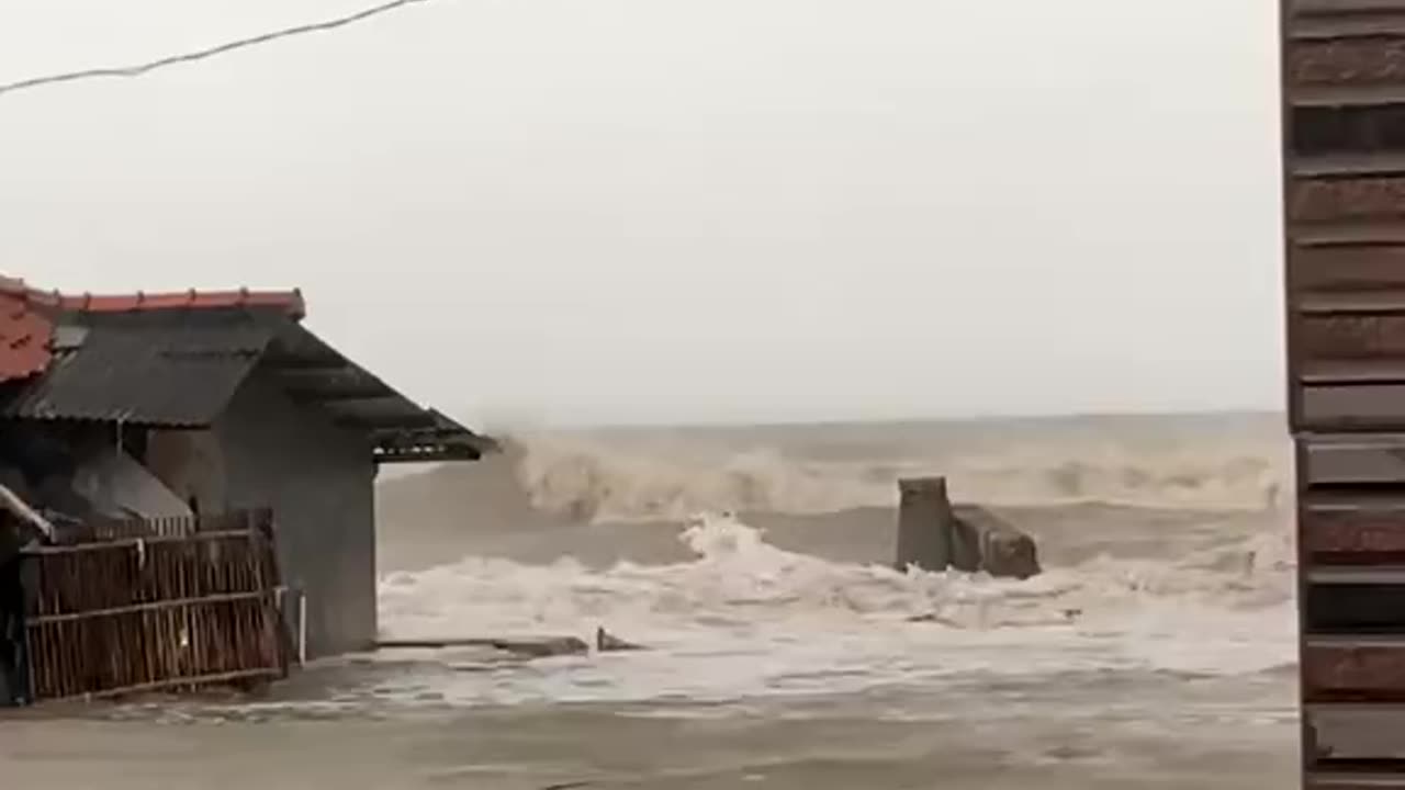 The sea waves are getting bigger, causing people's houses to be flooded