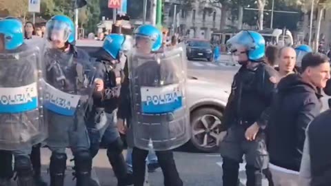 Italians in Milan don't want to see Palestine flags. Pro Mussolini chants.