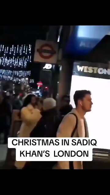 🇬🇧London is all festively decorated and in anticipation of Christmas.