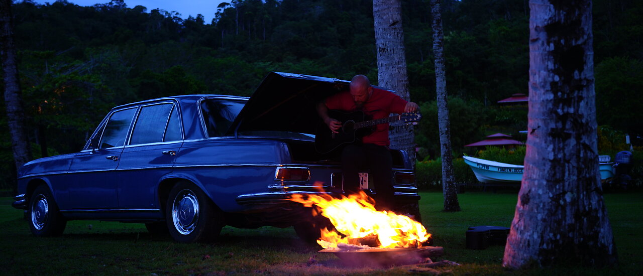 Campfire Serenade Costa Rica: Alex Lutz from NORKO on Fender Guild from Marius Müller-Westernhagen