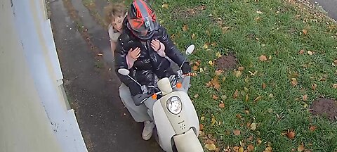 Járdán motorozók! Bukósisak sincs! De minek, ha a robogón nem lehet személyt szállítani!!