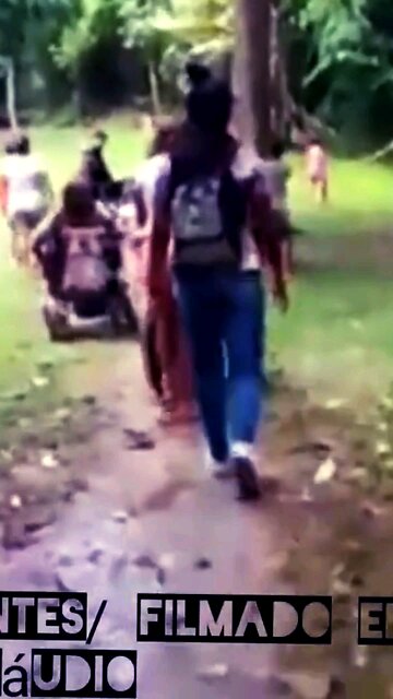 Cadeirante fazendo trilha no meio da floresta Amazônica