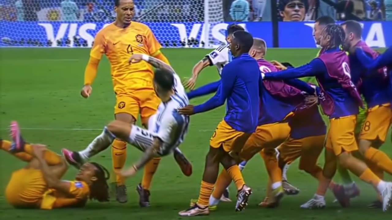 When you're being bullied, imagine if your teammate were Virgil van Dijk ⚽💪