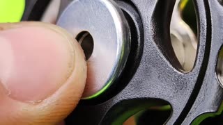 How to lubricate and install the pulleys on a bicycle derailleur