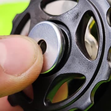 How to lubricate and install the pulleys on a bicycle derailleur