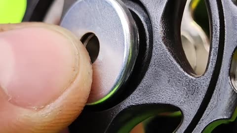 How to lubricate and install the pulleys on a bicycle derailleur