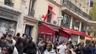 A Parisian restaurant is promising free fried chicken wings for its opening.