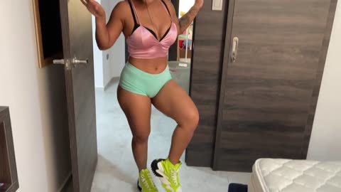 MODELANDO mis Zapatos nuevos - Karo Vargas