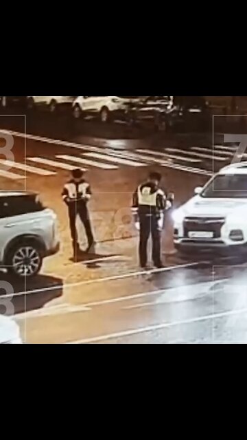 Mujer se confunde de pedales y atropella a inspector de tráfico en San Petersburgo