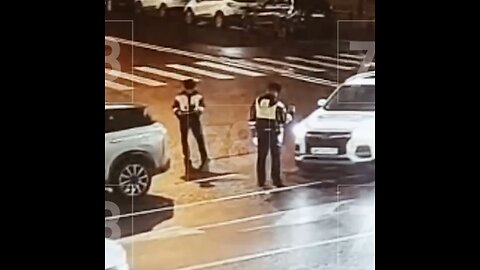 Mujer se confunde de pedales y atropella a inspector de tráfico en San Petersburgo