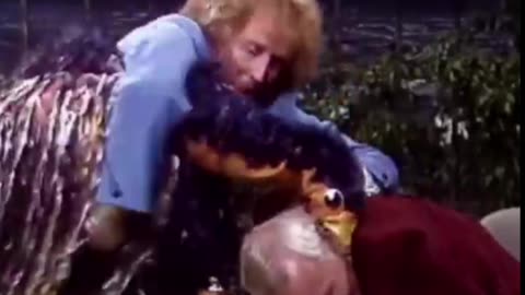 Emu attacks Johnny Carson -- #tonightshow #johnnycarson #richardpryor