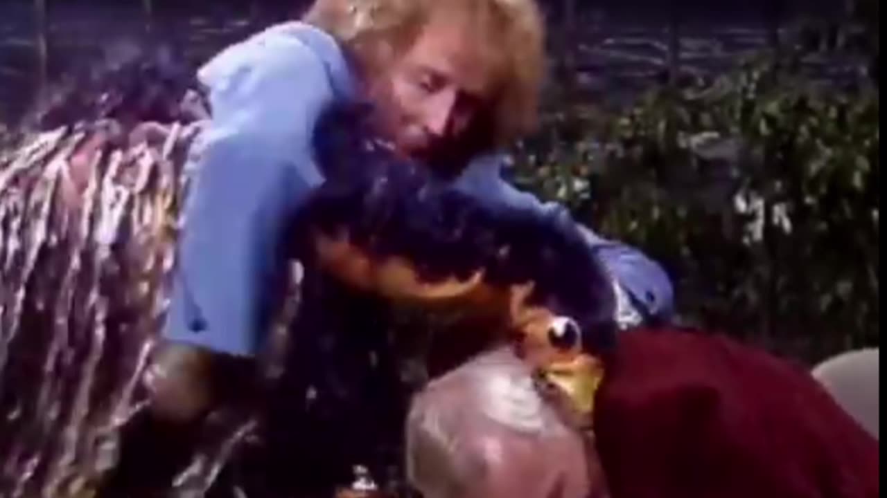 Emu attacks Johnny Carson -- #tonightshow #johnnycarson #richardpryor