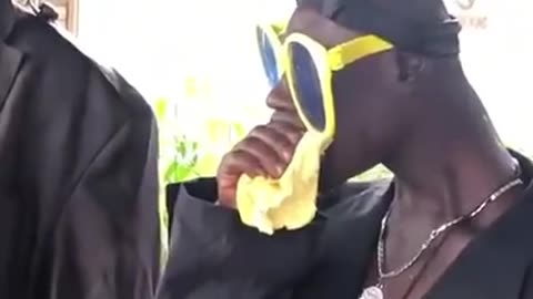 CEE DEE EATING A SANDWICH