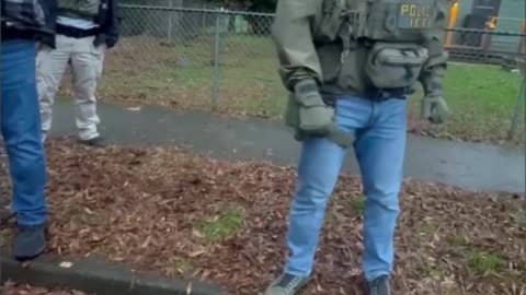 Girl confronts ICE agents detaining her father “Do you have a warrant for this vehicle?”