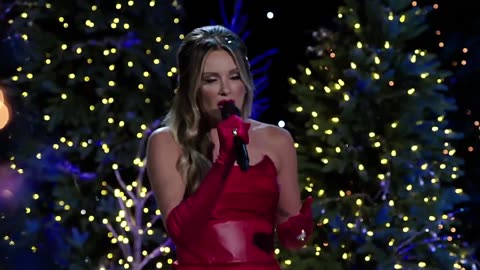 O Holy Night - Carly Pearce (live)
