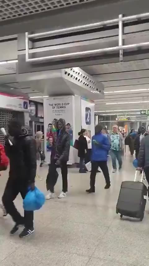 Des sans papiers arrivent en Espagne par avion depuis les îles Canaries