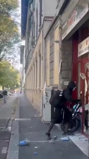 An asylum seeker in Italy wants a new motorbike so he tries to steal it in broad daylight.
