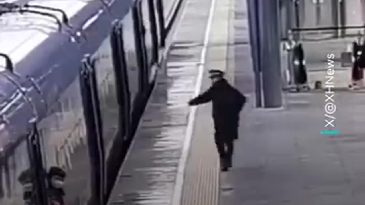 Momente tmerri në Kinë, 4-vjeçari ngec mes trenit dhe shinave, shpëton mrekullisht