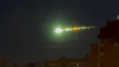 Mysterious, rather low-flying green ball lit up the night sky above Moscow. Meteor? Satellite? Something else? 10.27.25