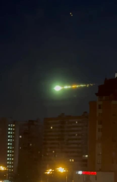 Mysterious, rather low-flying green ball lit up the night sky above Moscow. Meteor? Satellite? Something else? 10.27.25