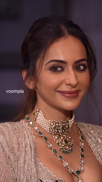 rakul preet singh and her hubby jackky bhagnani arrive at nupur