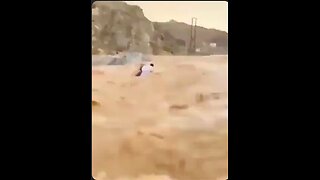 Hero of the day saves two kids from drowning in floodwaters 👍🏼🏆