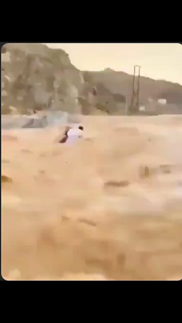 Hero of the day saves two kids from drowning in floodwaters 👍🏼🏆