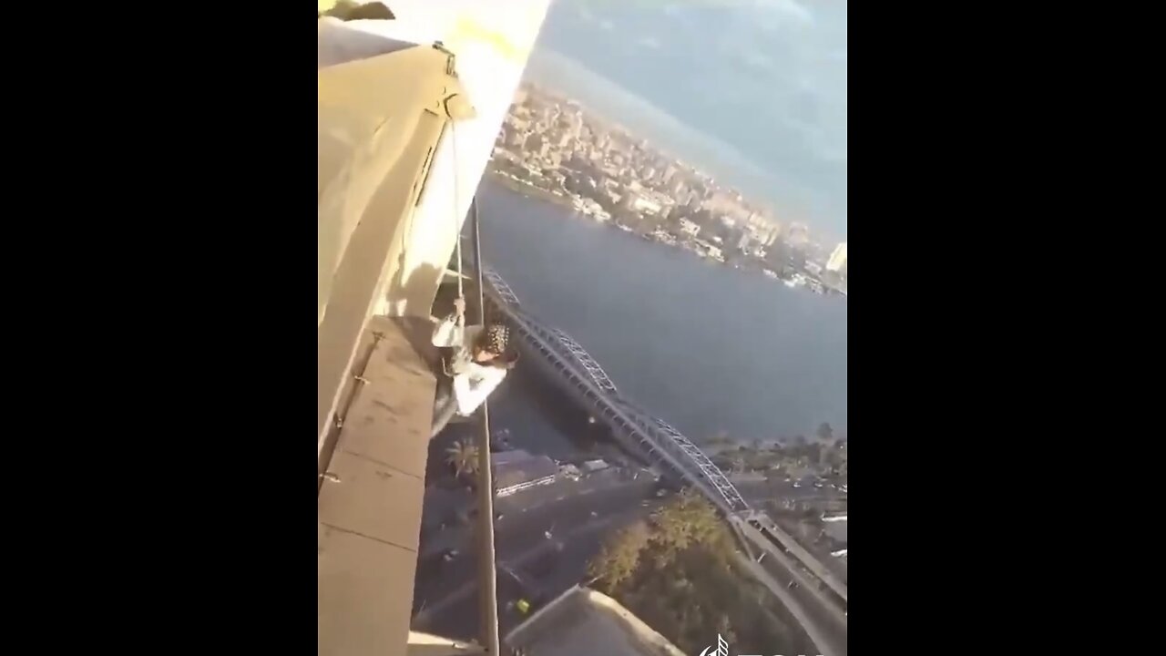WOMAN FALLS OFF🌆📸SKYSCRAPER🏙️🧗♀️💫