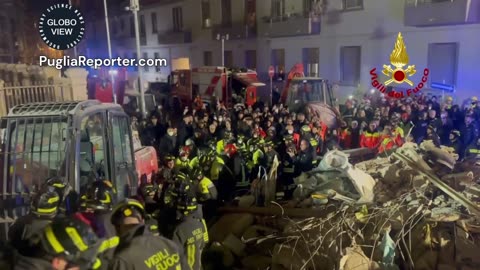 Crollo a Bari: il momento del salvataggio della donna (6 marzo 2025)