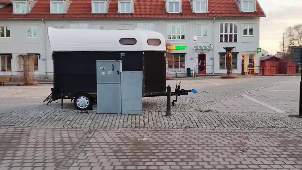 Byggmissar i Kungsbacka. Försäljning av mat från en hästtransport