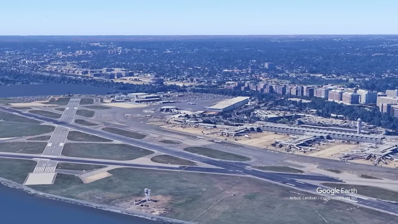 🎥COLLIDE Blackhawk flying over the Potomac River casually running into American Airlines flight 53