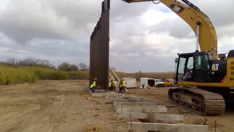 Border wall construction occurs in Texas one week before Trump inauguration