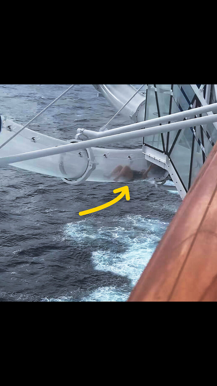 Pasajera queda atrapada en un tobogán sobre el océano durante un crucero