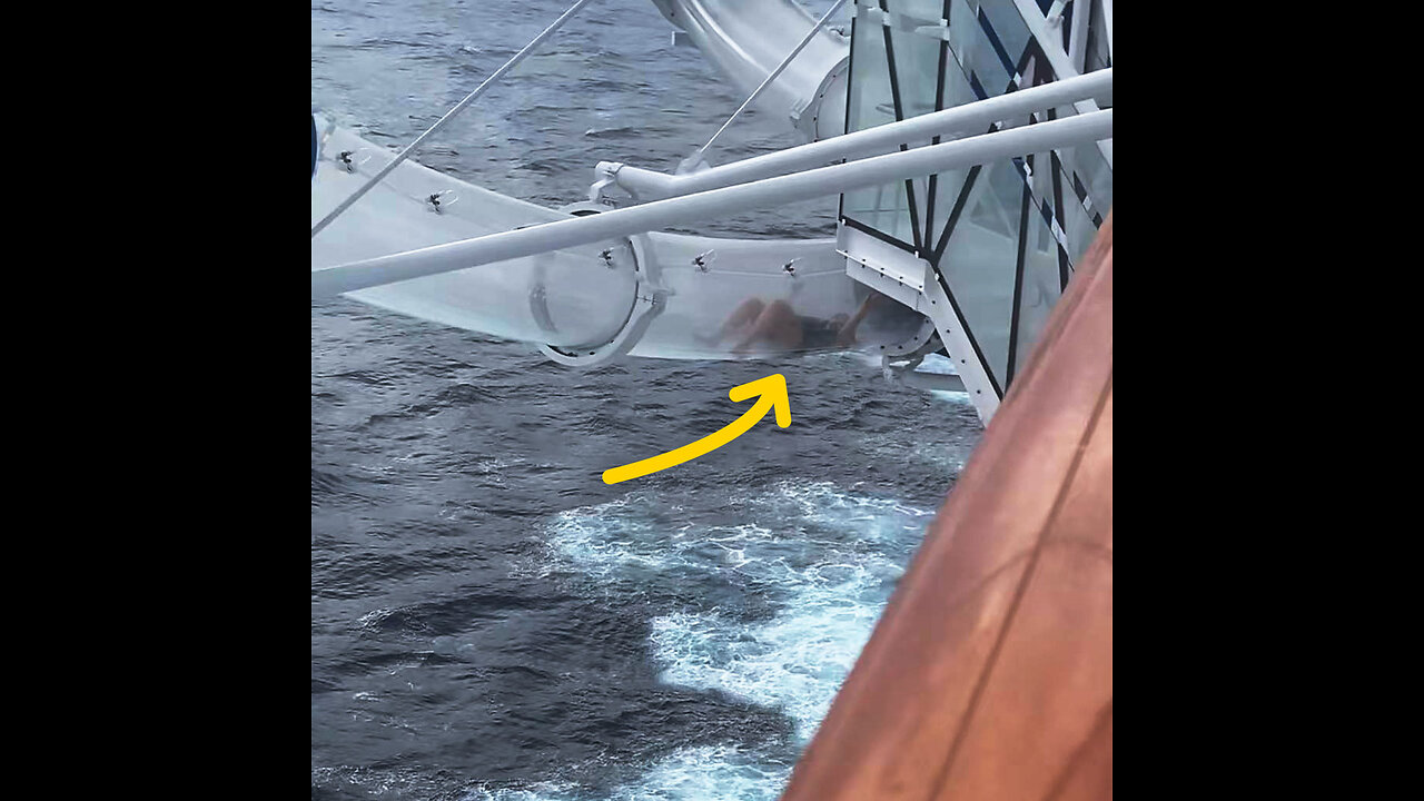 Pasajera queda atrapada en un tobogán sobre el océano durante un crucero