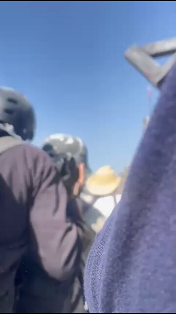 🇲🇽🔥📹 — During the clashes, Mexican zoomers protesting