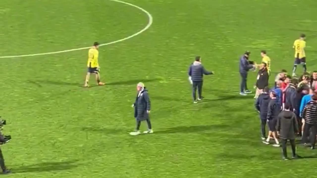 After the match, coach Jose Mourinho gave a speech to the Kasımpasa players.