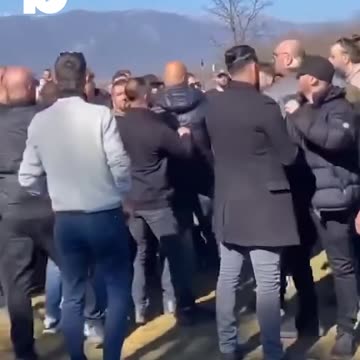 ‘Çfarë ke që sheh?’/ Plas sherri në ceremoninë mortore të vëllait të Unikatilit