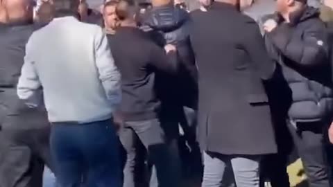 ‘Çfarë ke që sheh?’/ Plas sherri në ceremoninë mortore të vëllait të Unikatilit