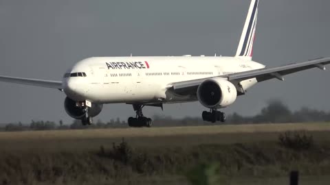 The plane just doesn't want to leave the sky