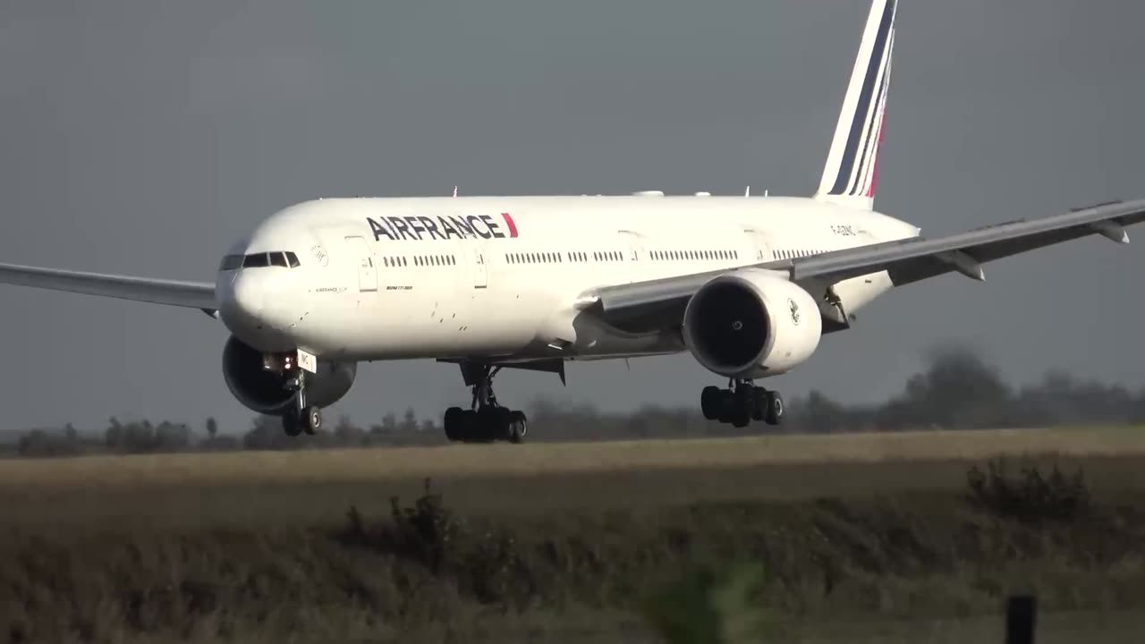 The plane just doesn't want to leave the sky