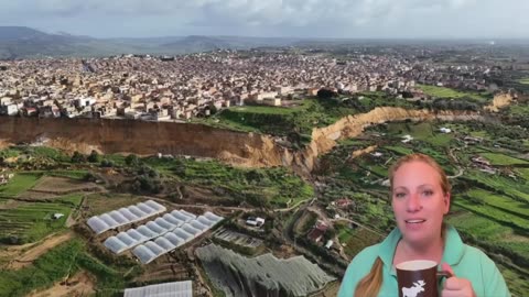 MASS EVACUATION ! COLLAPSING FAST -Town FALLING into 4 Mile LONG ABYSS ! Sicily under EMRGENCY !
