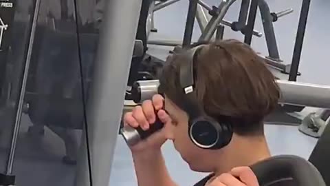 Invader practices his stabbing technique on a boxing bag 😳