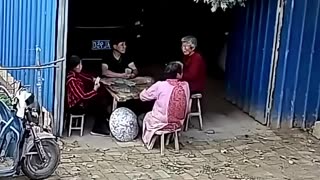 要不是有监控，我根本不敢相信..#搞笑 #监控下的一幕 #社死 #倒霉蛋 #专治不开心