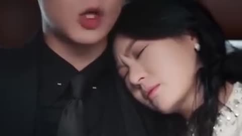 Cô gái bị đau bụng