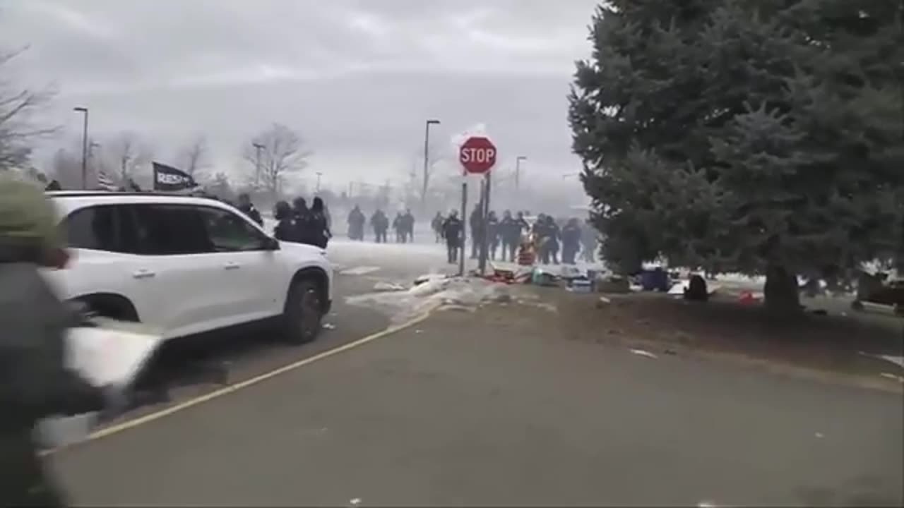 BREAKING: Watch violent advance between CPB & protests [WARNING GRAPHIC]